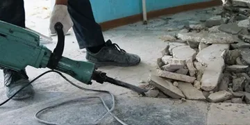 Põranda ja seina lammutamine.