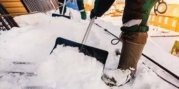 Lume eemaldamine katuselt.